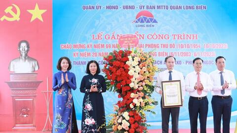 Gắn biển công viên 190 tỷ đồng chào mừng 20 năm thành lập quận Long Biên