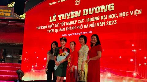 Nụ cười, nước mắt hạnh phúc của cha mẹ có con là Thủ khoa tốt nghiệp