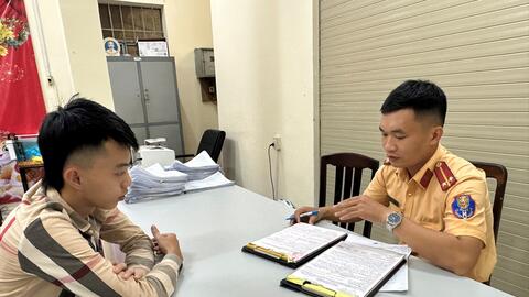 Đồng Nai: Xác minh làm rõ 2 thanh niên điều khiển xe máy bằng chân