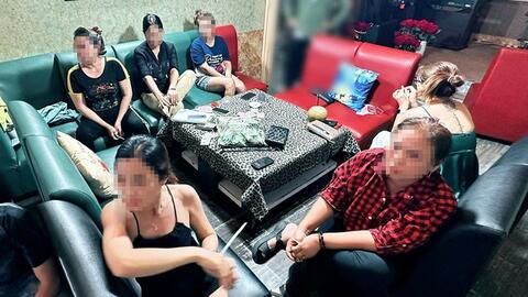 Bên trong 'phòng trà số 12' ở quận Tân Phú, TP HCM