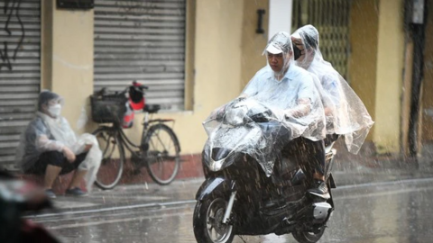 Vừa đón gió mùa vừa ảnh hưởng của bão, miền Bắc chuyển mưa lạnh