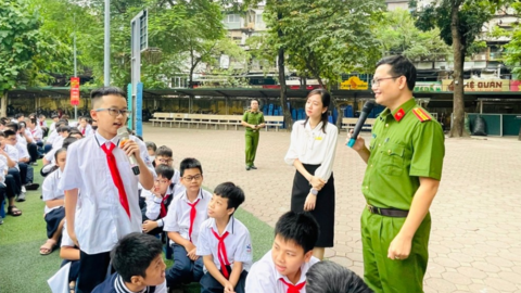 Trang bị cho học sinh kiến thức ứng xử học đường