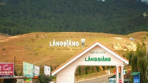 Tạm dừng tham quan tại khu du lịch núi Langbiang