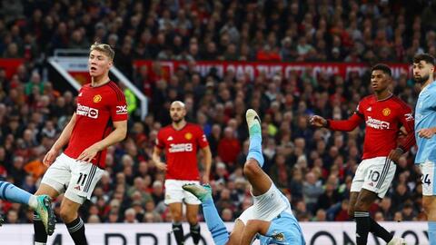 Haaland chói sáng, "pháo đài" Old Trafford đổ sập ở đại chiến Manchester