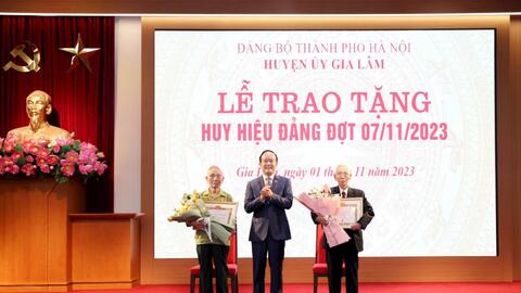 157 đảng viên huyện Gia Lâm nhận Huy hiệu Đảng