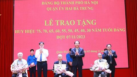 284 đảng viên quận Hai Bà Trưng nhận Huy hiệu Đảng