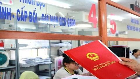 Công an vào cuộc vụ nhiều người dân mang sổ đỏ đi tích hợp vào VNeID