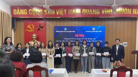 Quận Ba Đình tặng quà giáo viên có hoàn cảnh khó khăn dịp 20/11