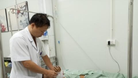 Phẫu thuật bệnh nhân bị thương tích nặng do pháo nổ