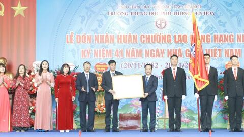 Trường THPT Yên Hòa đón nhận Huân chương Lao động hạng Nhất