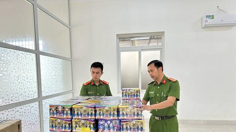 Vừa chở gần 150kg pháo lậu về nhà, bị lực lượng công an ập vào bắt giữ