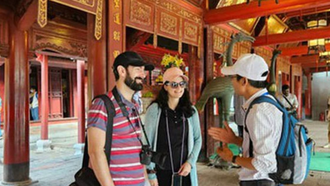 Du lịch "vạ lây" vì giá vé máy bay