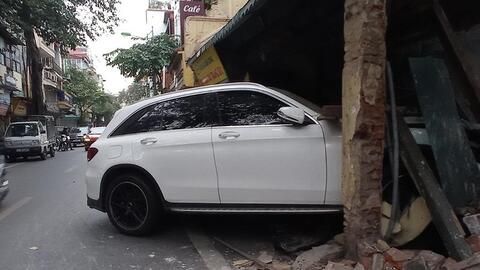 Nữ tài xế điều khiển xe sang tông sập tường nhà cổ