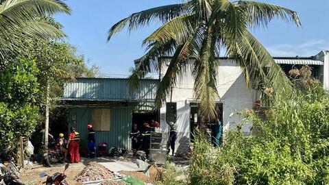 Tìm kiếm người bị mắc kẹt trong căn nhà ở TP Thủ Đức