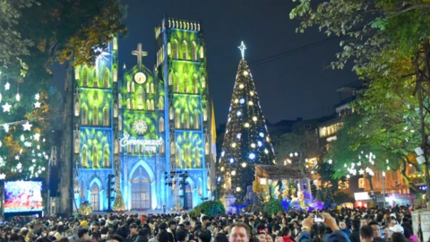 Người dân náo nức xuống phố đón Giáng sinh an lành