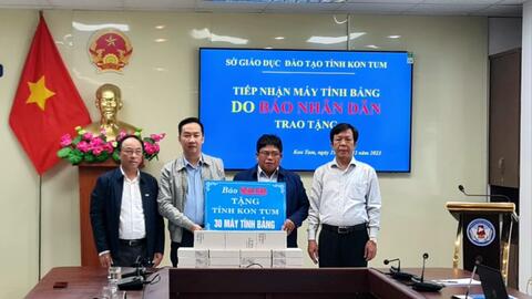 Báo Nhân Dân tặng 30 máy tính bảng cho ngành Giáo dục Kon Tum