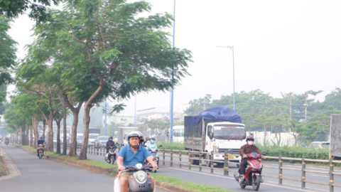 Hình ảnh sương mù sáng nay ở TPHCM, nồng độ bụi mịn vượt mức cho phép hàng chục lần