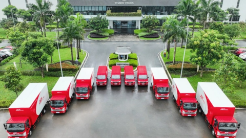 Sẵn sàng cho mùa Tết 2024: J&T Express tăng cường 140 xe tải mới