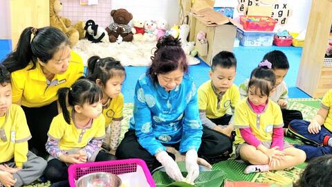 Trẻ mầm non tìm hiểu Tết cổ truyền trong “Ngày hội gói bánh chưng”