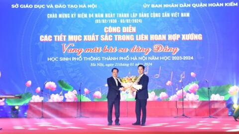 Du khách tới phố đi bộ xem học sinh Thủ đô diễn hợp xướng