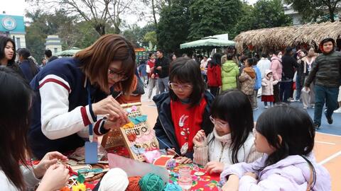 Tết sẻ chia của học sinh trường Tây Hà Nội