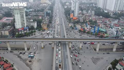 Người dân đổ về quê ăn Tết, đường Vành đai 3 ùn tắc kéo dài 6km