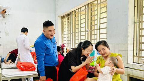 Mang Xuân ấm áp đến với bệnh nhân nội trú