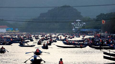 Hàng vạn du khách trảy hội chùa Hương
