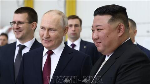 Ông Putin tặng Chủ tịch Triều Tiên Kim Jong-un xe ô tô
