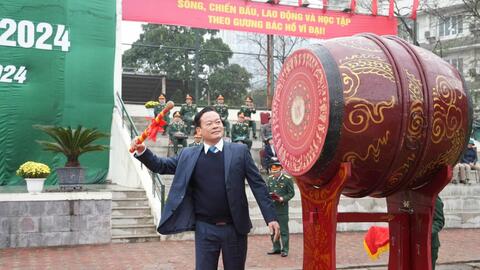 Thứ trưởng Bộ Quốc phòng động viên 69 tân binh quận Cầu Giấy