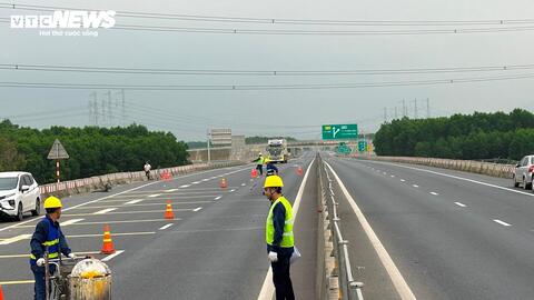 Ngày đầu khắc phục những bất cập nguy hiểm trên cao tốc Cam Lộ - La Sơn