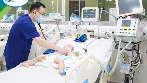 Trẻ sơ sinh tổn thương thần kinh vì người lớn bế rung lắc