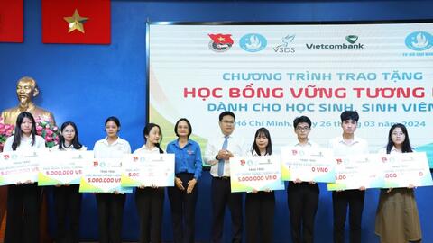 Trao học bổng “Vững tương lai” dành cho học sinh, sinh viên TP HCM
