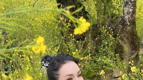 Tân Nhàn đẹp rực rỡ trong MV “Tiếng khèn mùa ban nở”