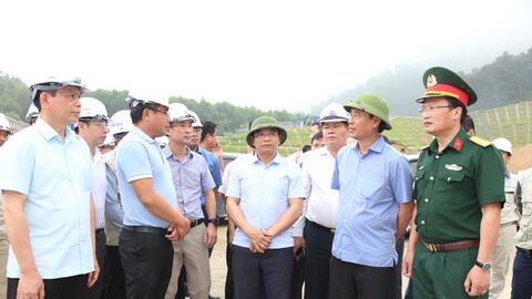 Bộ trưởng Giao thông kiểm tra cao tốc Diễn Châu - Bãi Vọt trước hạn chót