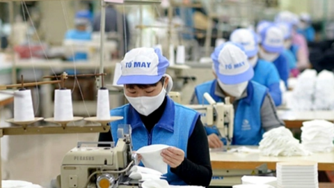 Đơn hàng dồn dập, lợi nhuận tháng 4 tăng 400%, cổ phiếu của một công ty dệt may tăng kịch trần