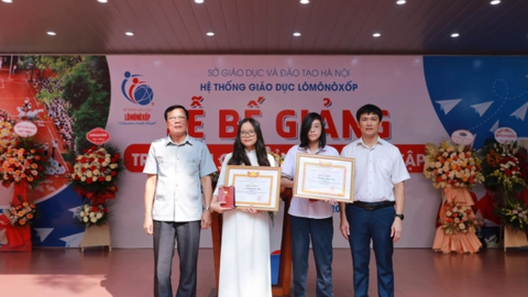 Trường học ở Hà Nội thưởng vàng cho học sinh xuất sắc