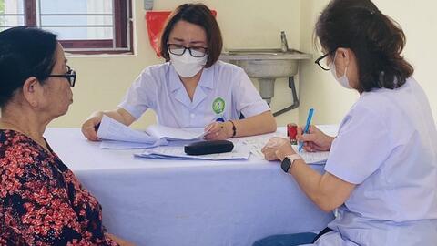 Người cao tuổi được khám sức khỏe định kỳ hàng năm