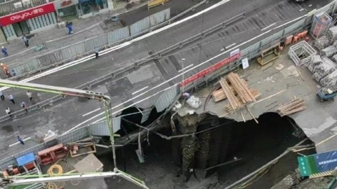 Trung Quốc: Sập công trình xây ga tàu điện ngầm làm xuất hiện hố tử thần