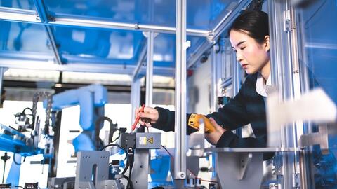 Ngành sản xuất của Việt Nam sôi động trở lại, PMI tháng 6 bật tăng mạnh lên mức 54,7 điểm