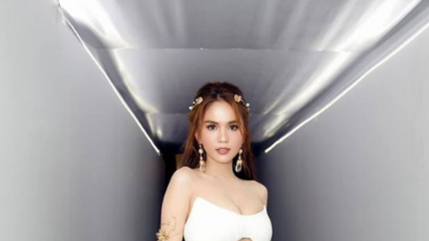 Ngọc Trinh khốn đốn vì váy tụt trên thảm đỏ, gương mặt lộ rõ căng thẳng, liên tục lấy tay che chắn