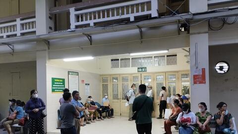 Bệnh viện Bạch Mai thay đổi giờ khám bệnh: Nhiều người phải rời nhà từ 3, 4 giờ sáng đến chen chân chờ mở cửa