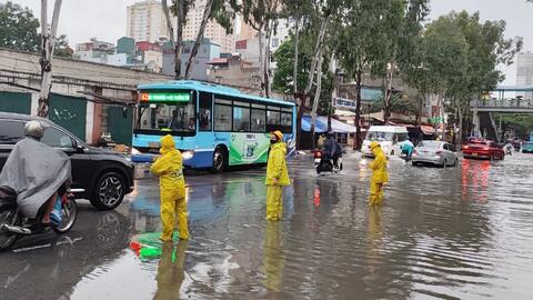 Hà Nội: Nhiều tuyến đường ngập sâu do mưa lớn