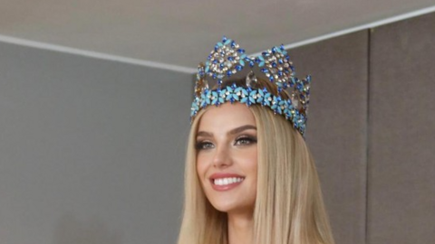 Elsa ngoài đời thật là đương kim Miss World, visual như bước ra từ truyện cổ tích