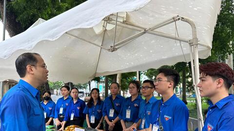 Thanh niên Hà Nội hỗ trợ người dân đến viếng Tổng Bí thư