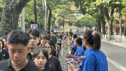Góp sức trẻ hỗ trợ người dân vào viếng Tổng Bí thư