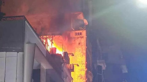 Hà Nội: Cháy nhà 4 tầng trong đêm, lửa đỏ rực, hàng xóm lo cháy lan