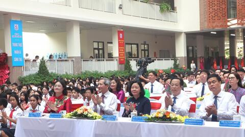 Bí thư Thành ủy Hà Nội đánh trống khai giảng năm học mới