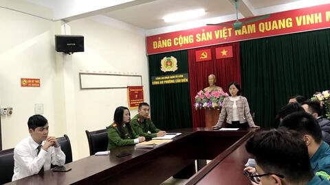 Theo chân Công an phường "gõ cửa" hướng dẫn người dân kích hoạt iHanoi