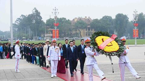 Đại biểu Đại hội toàn quốc Hội LHTN Việt Nam vào Lăng viếng Bác